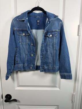 GAP Denim Women's Icon Denim Trucker Jacket in Medium Wash